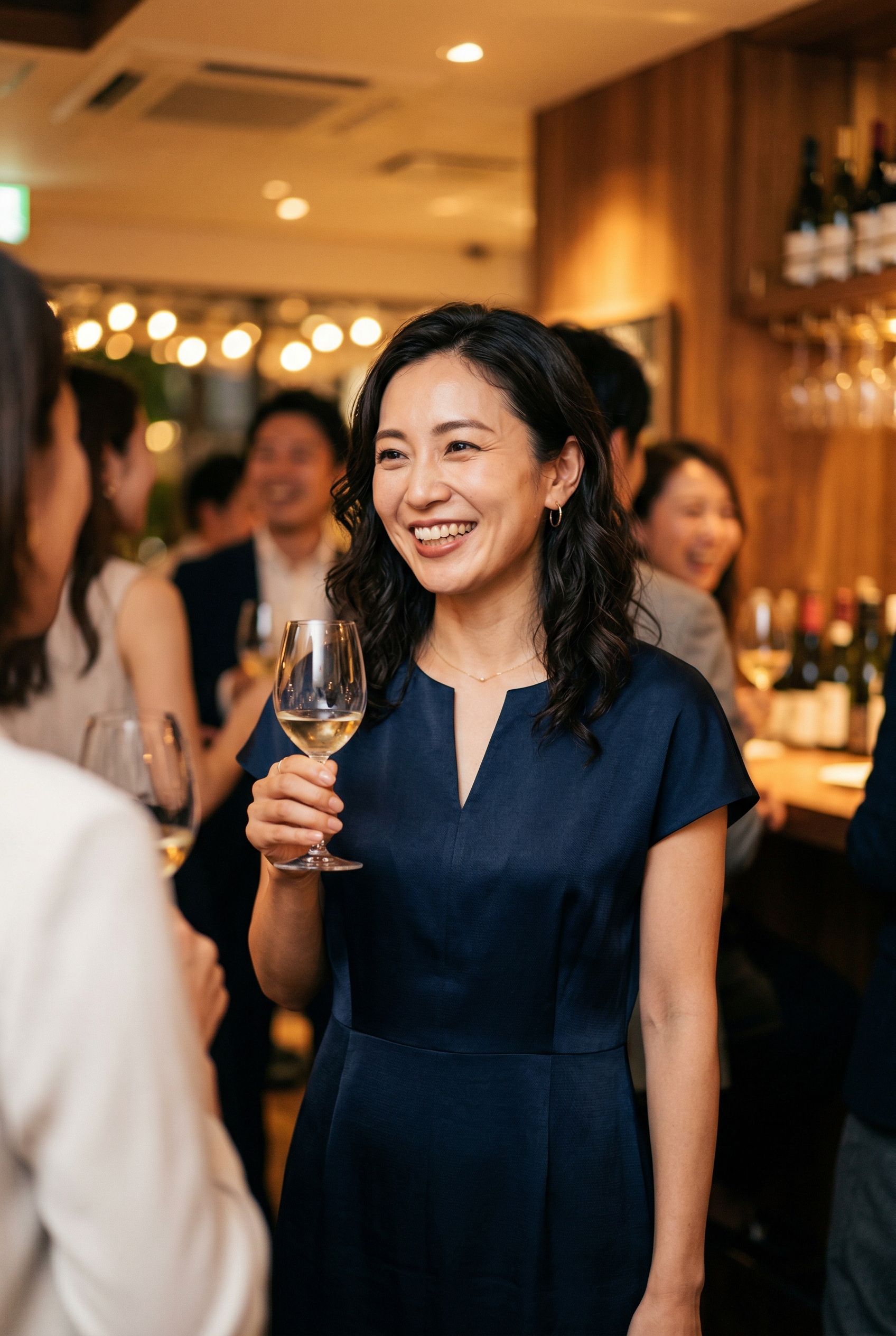 ワイン会で微笑む日本人女性